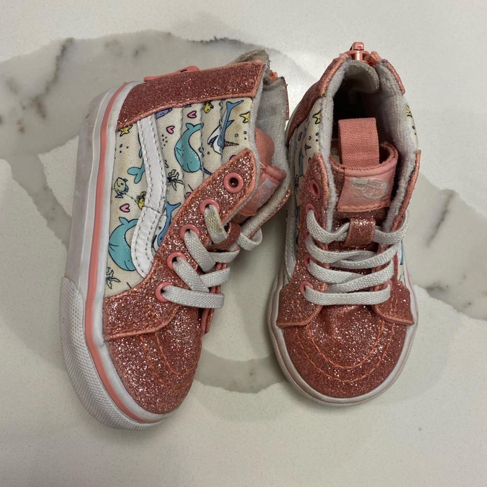 Vans || Toddlers Sk8 Hi Zip, (Shark Party) Pink Icing/True White